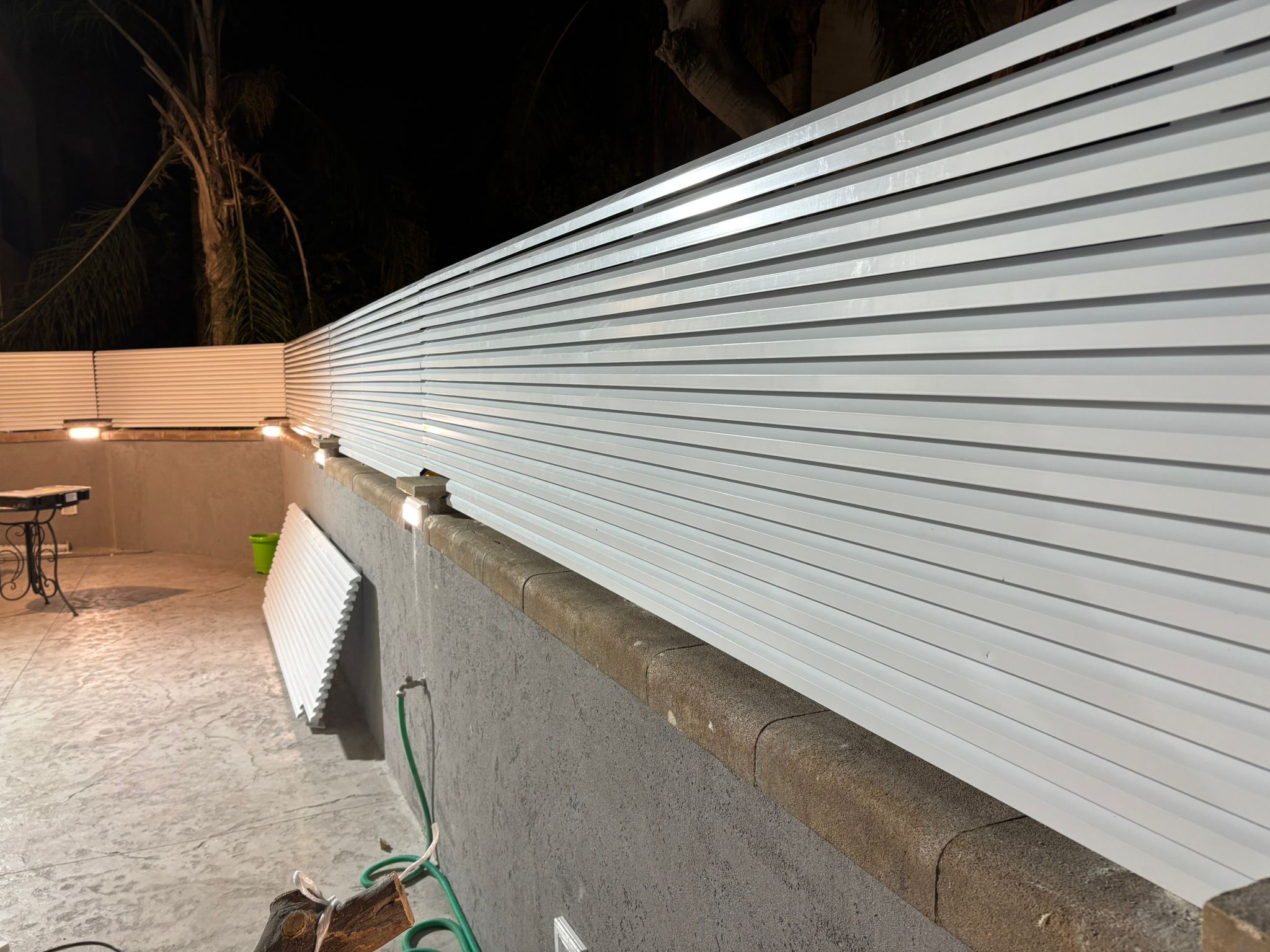 גדר הייטק זוויתי עם תאורת לד משולבת