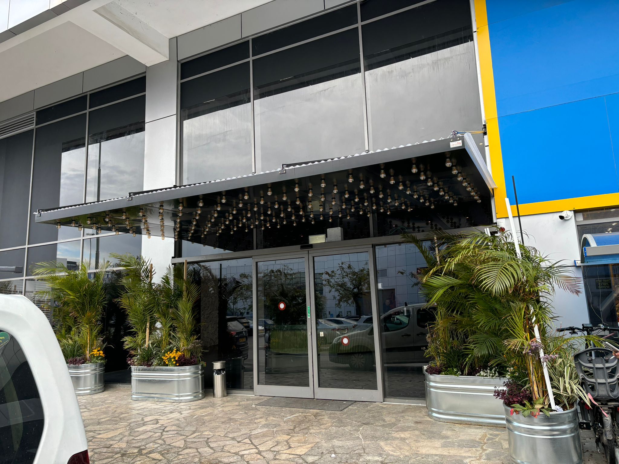 סוכך אלומיניום מסחרי עם תאורת לד