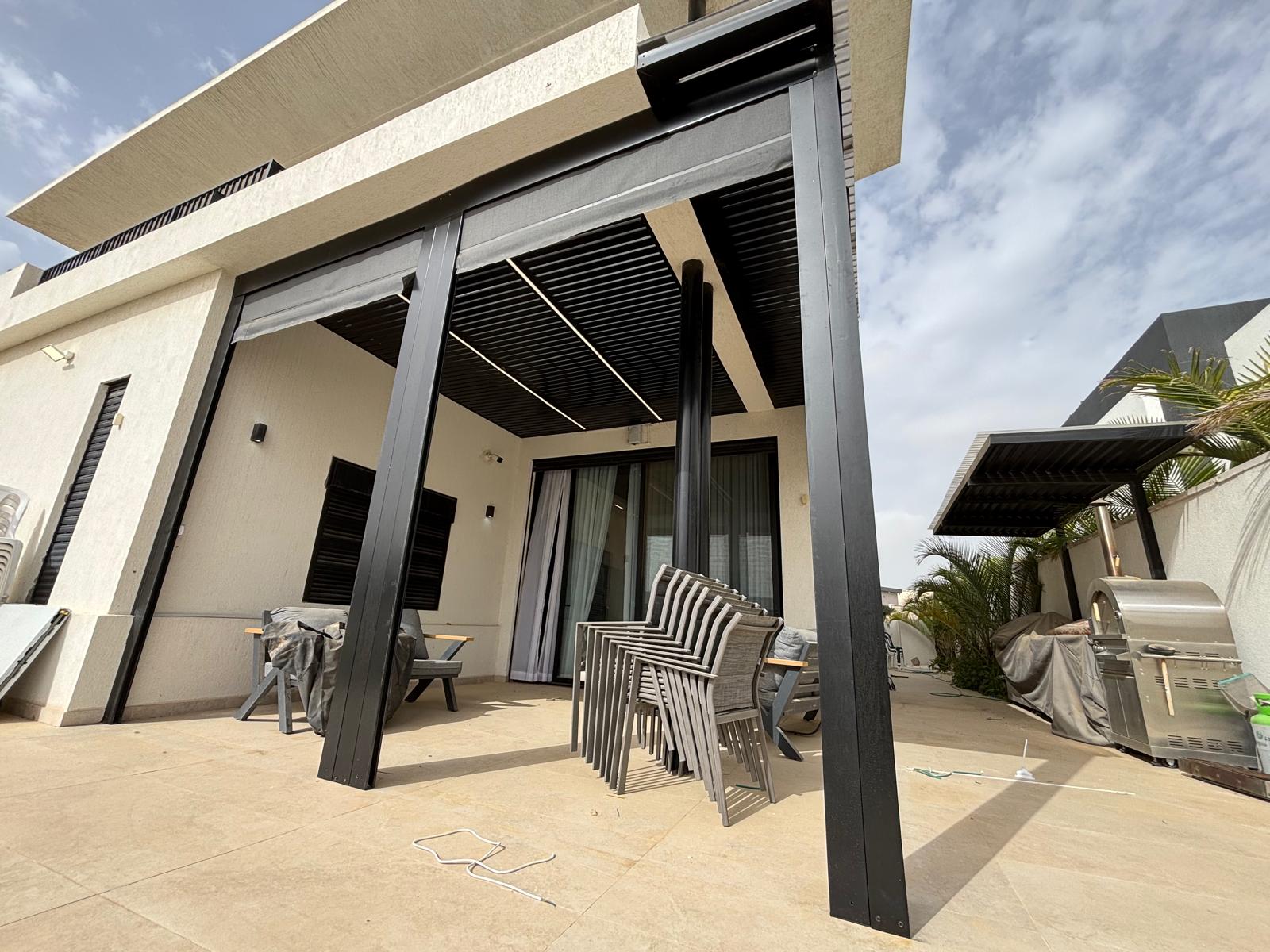 פרגולת רפפות שחורה למרפסת גג