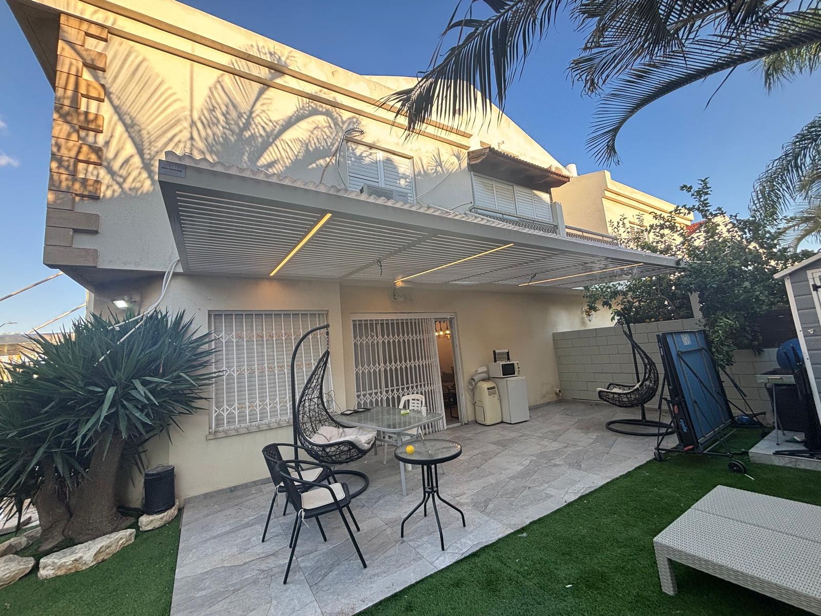 פרגולה עם תאורה לחצר אחורית