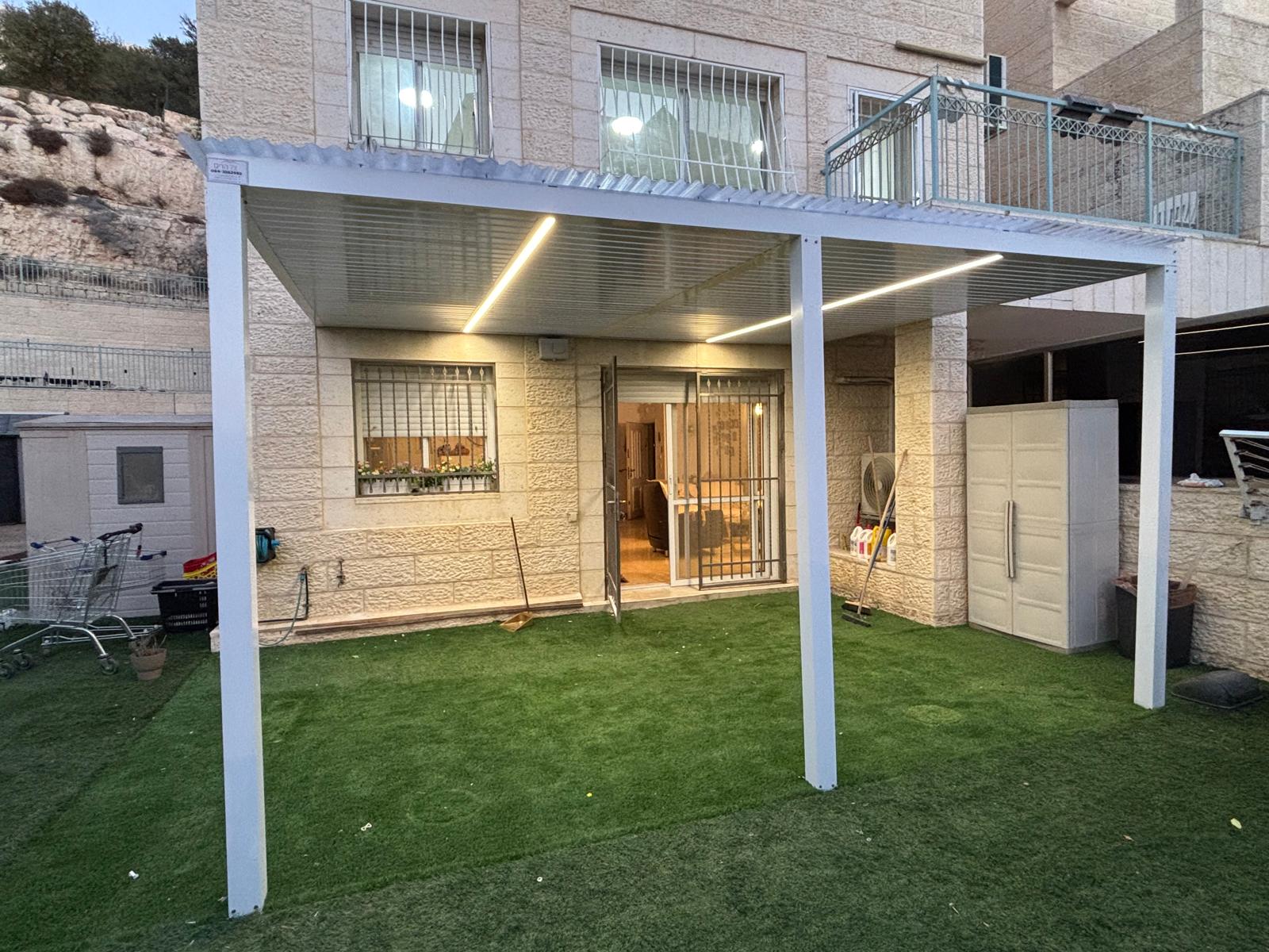 פרגולה לבנה לגינה עם תאורה